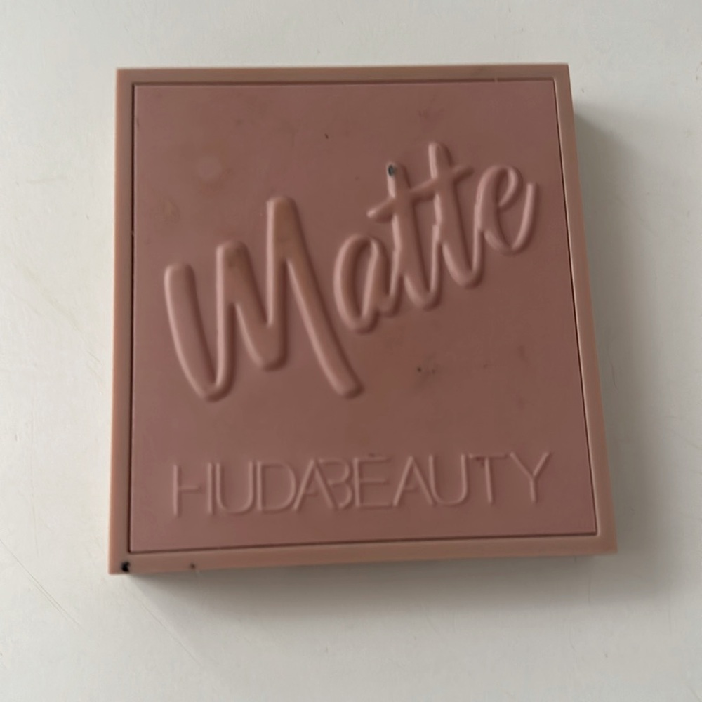 Huda Beauty Matte Shadow Pallet